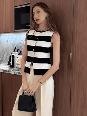 Blusa em Viscose com Listras Sofisticadas e Botões Dourados - Belinda