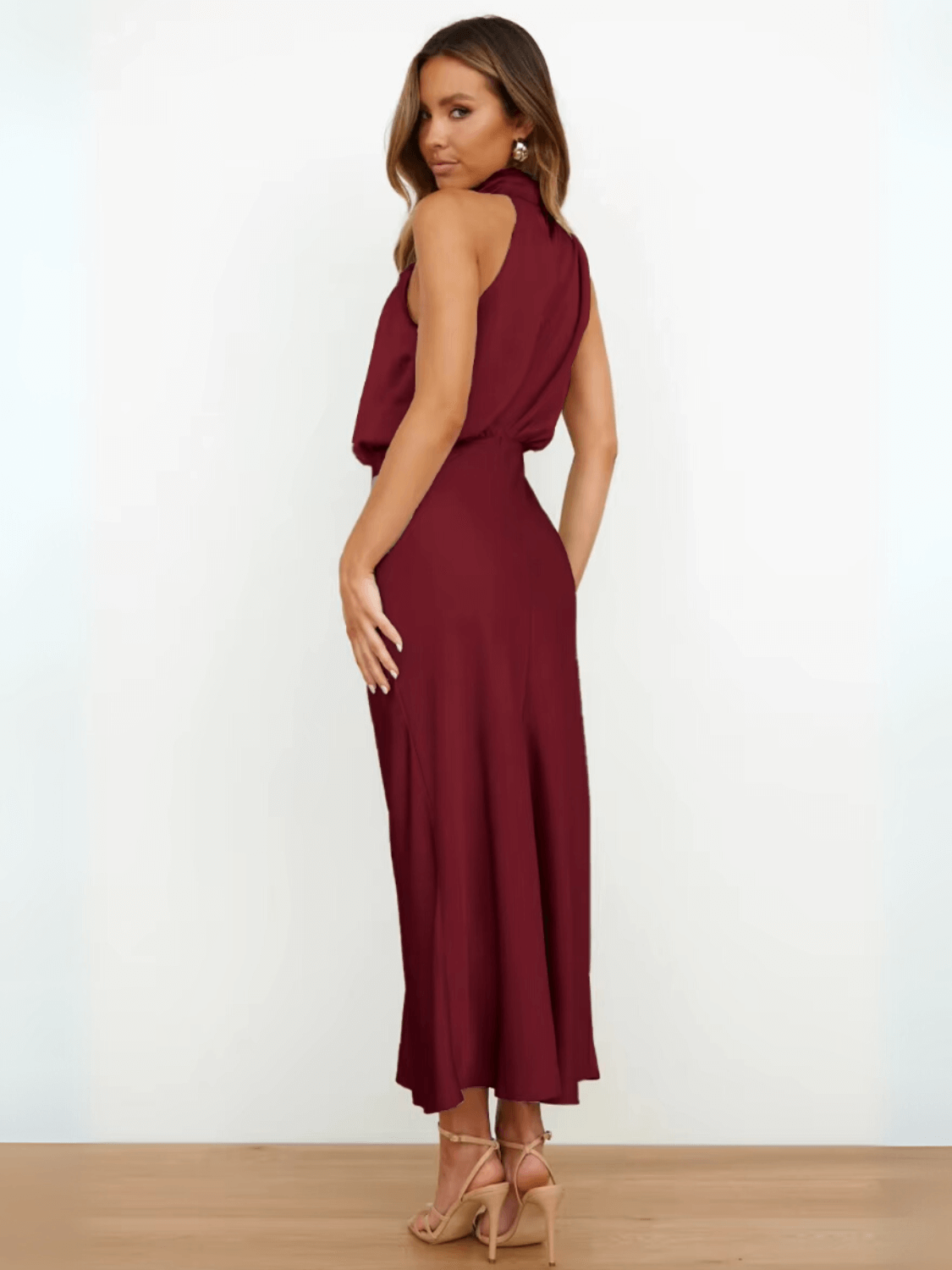 Vestido Midi Acetinado Acinturado com Gola Alta Drapeada Elegante