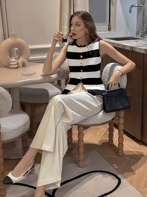 Blusa em Viscose com Listras Sofisticadas e Botões Dourados - Belinda