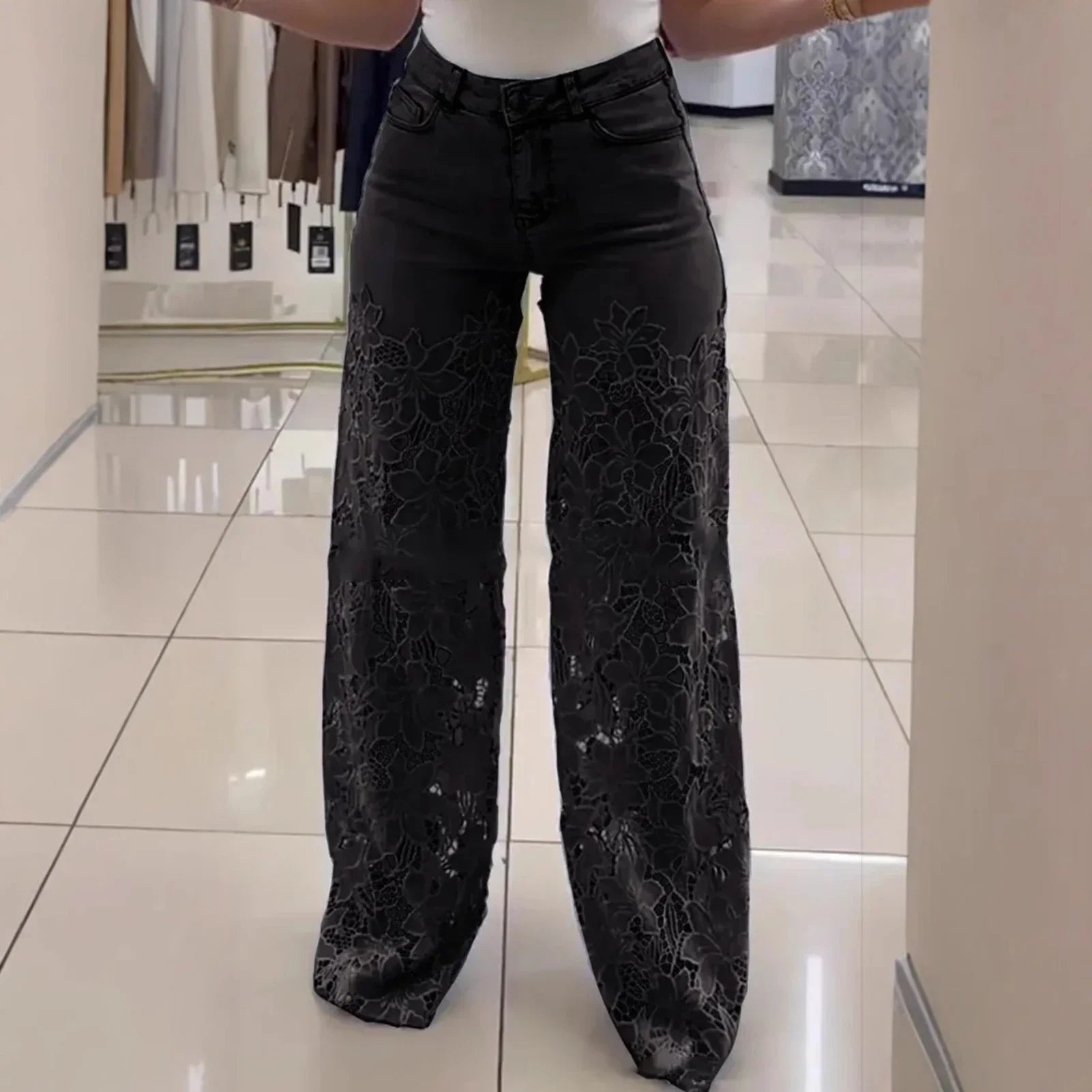 Calça Jeans Bethania™ em Denim Moderno com Renda Artesanal Floral / Estilo e Conforto Casual Chic para Looks Memoráveis!