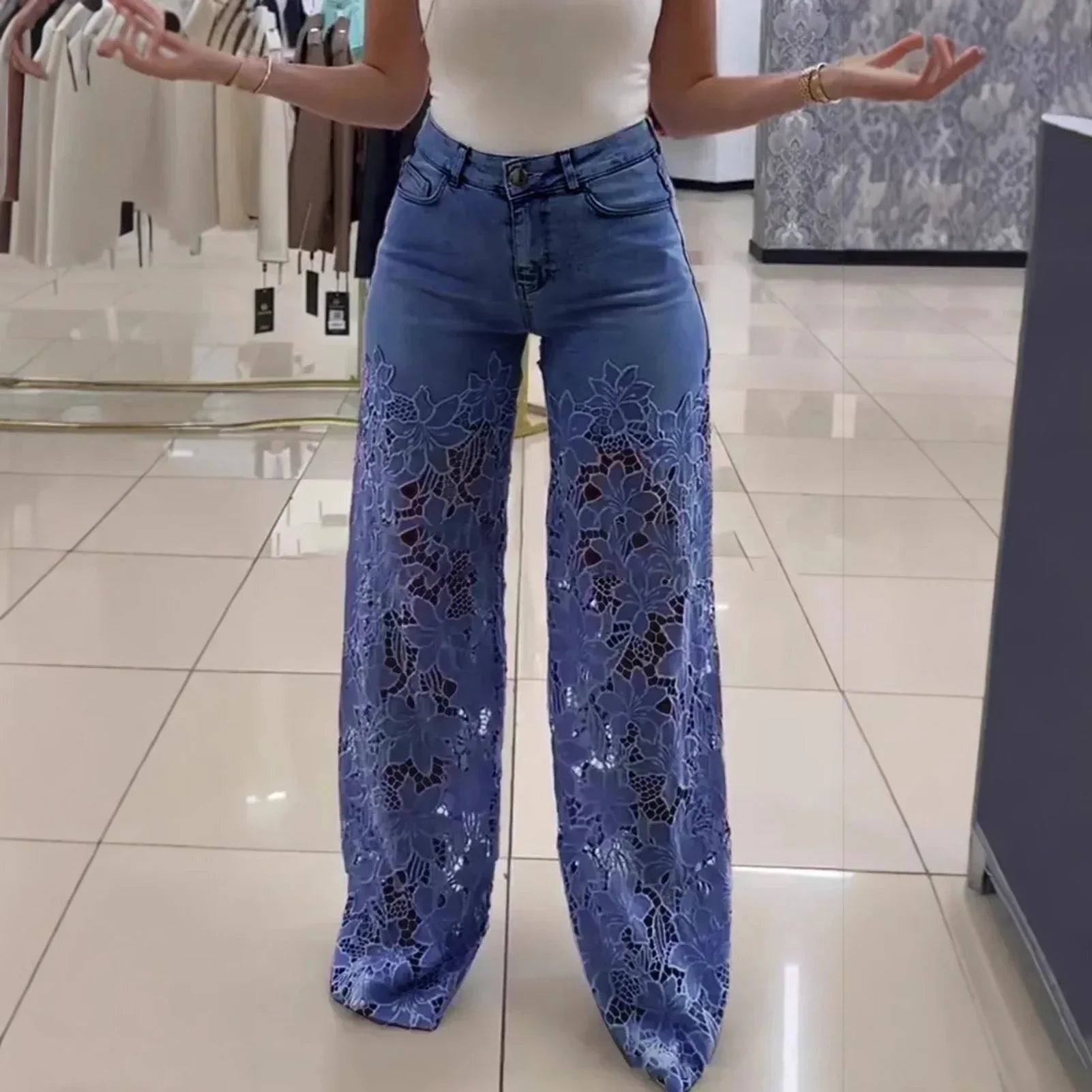 Calça Jeans Bethania™ em Denim Moderno com Renda Artesanal Floral / Estilo e Conforto Casual Chic para Looks Memoráveis!